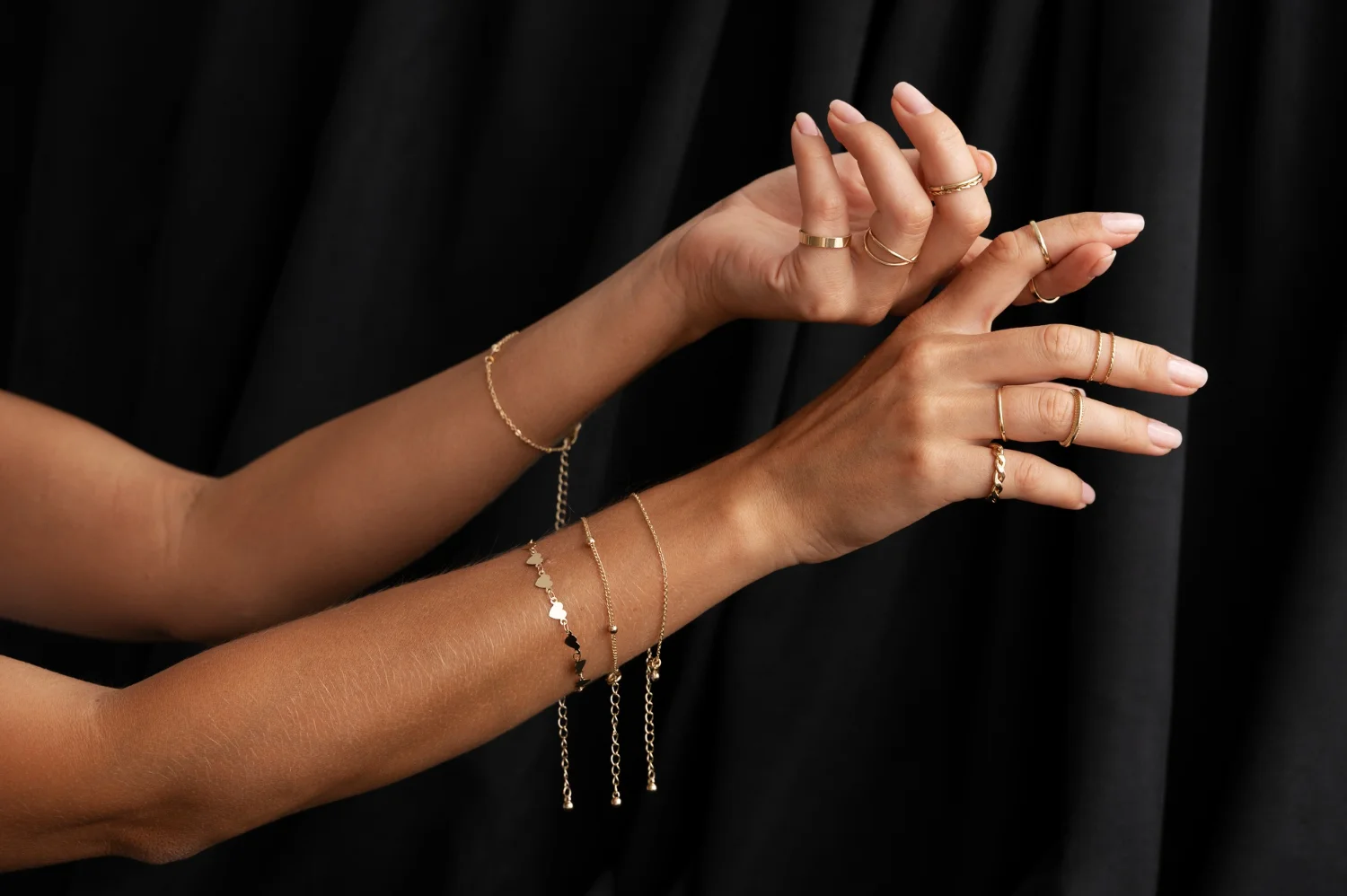Manos con pulseras
